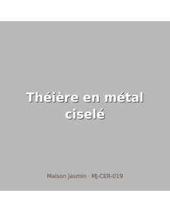 Théière en métal ciselé